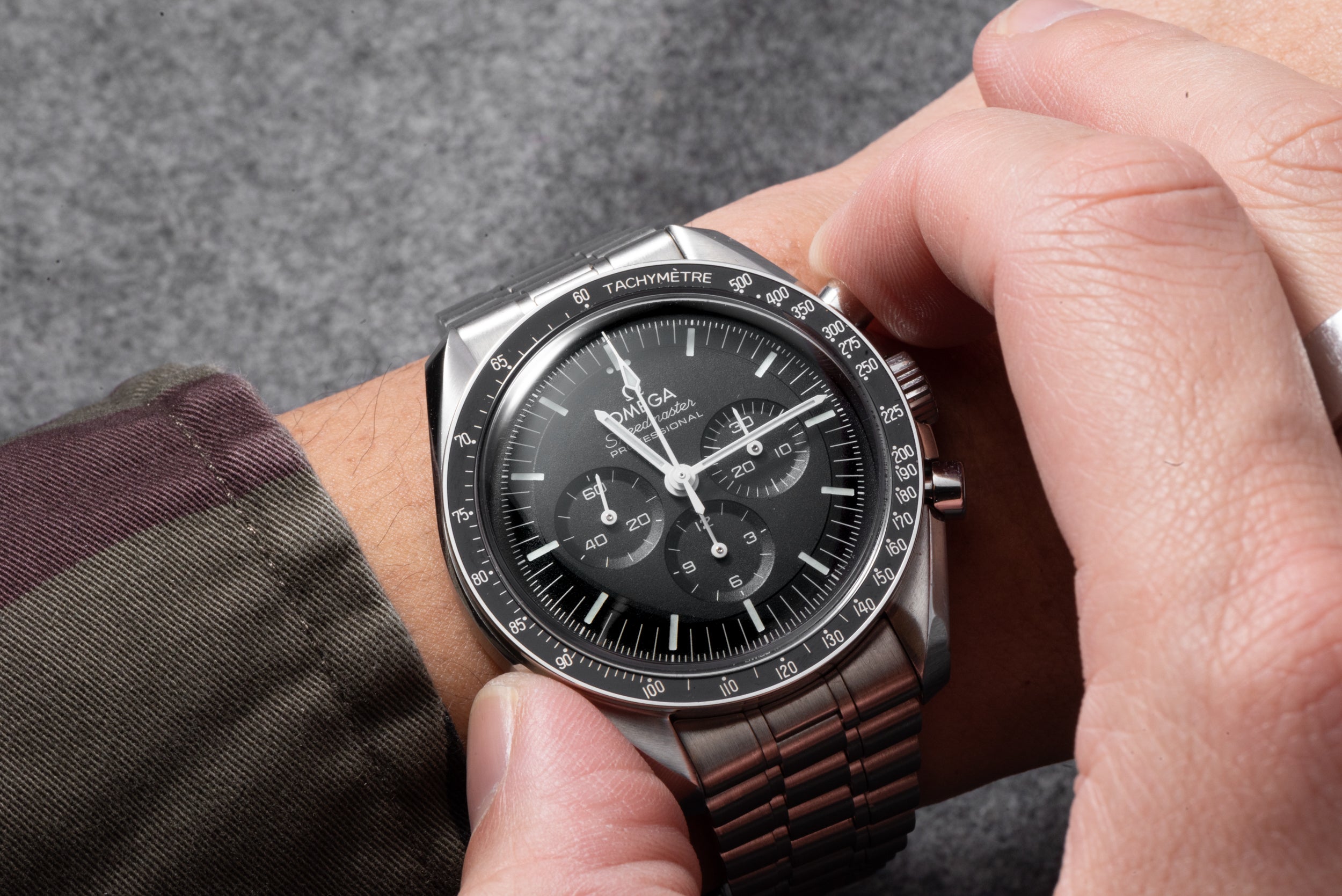 Running chronograph shop continuously speedmaster