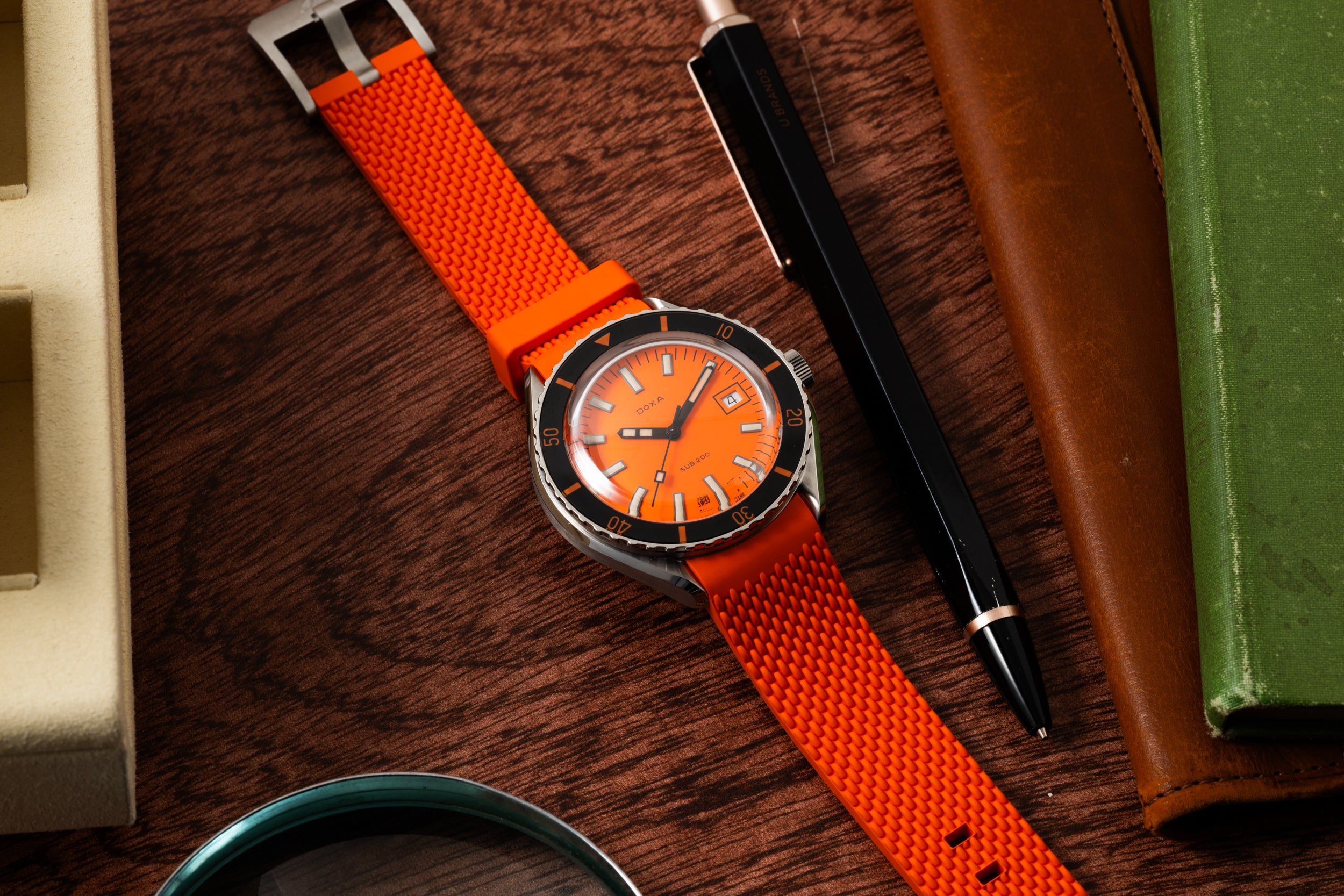 DOXA SUB 200 Professional – Analog:Shift