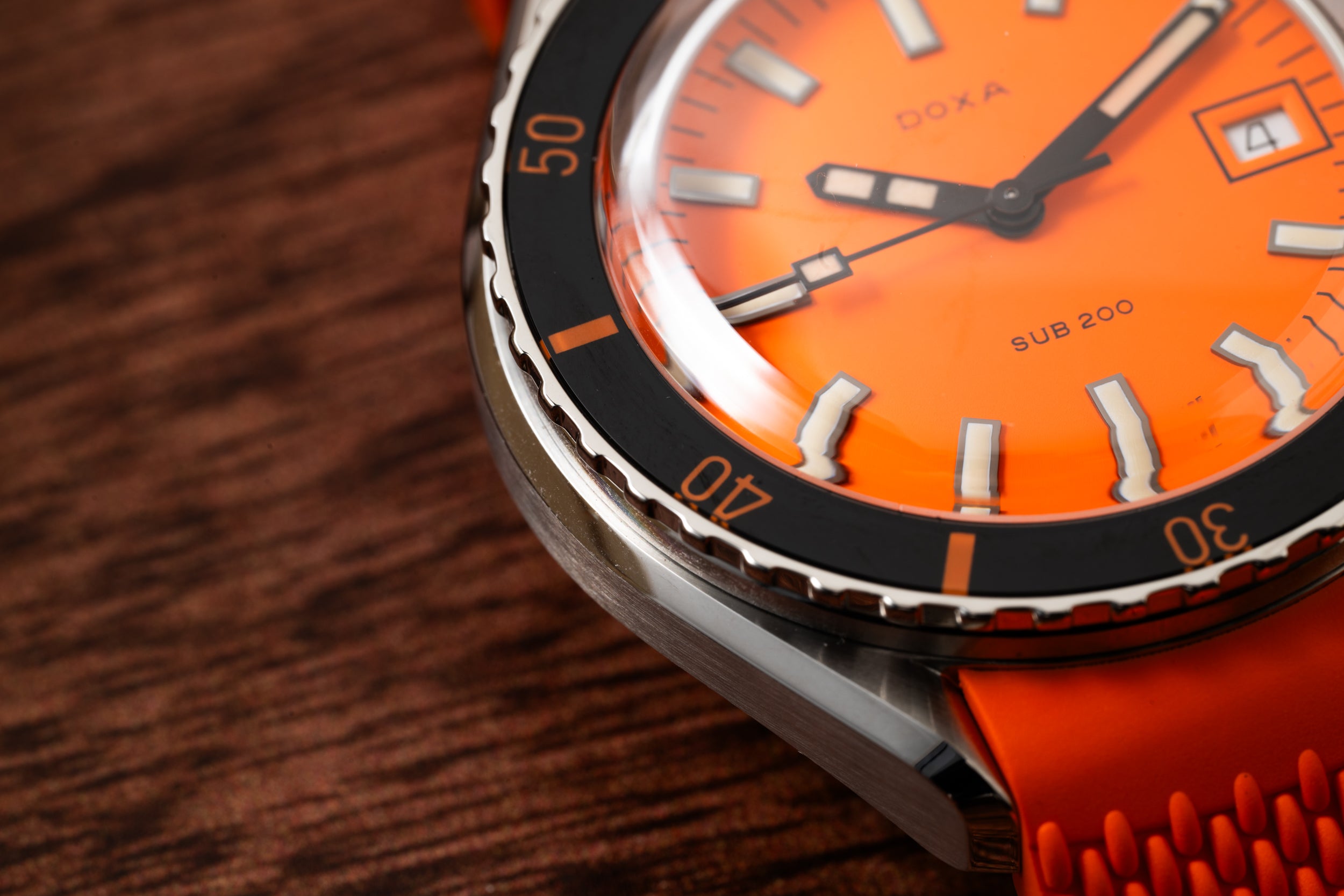 DOXA SUB 200 Professional – Analog:Shift